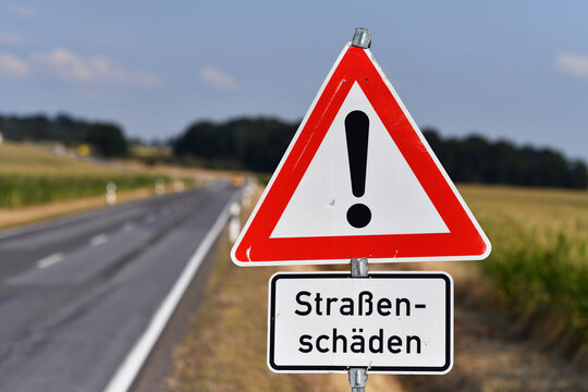 Verkehrszeichen Achtung Gefahrenstelle mit Zusatzschild Stra&szlig;ensch&auml;den an einer Landstra&szlig;e. Deutschland