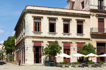 Fototapeta premium Colonial building facade with outdoor cafe terrace in historic Havana Cuba