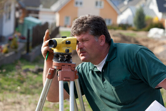 Germany, Rhineland-Palatinate, house building, laser measuring