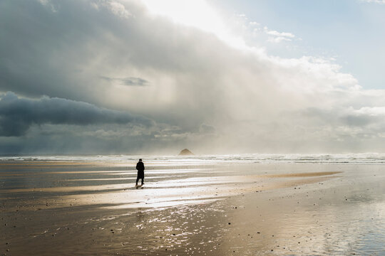 France, Bretagne, Finistere, Crozon peninsula, woman walking on the beach