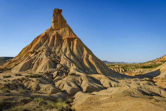 Der Monolith Castil de Tierra im Morgenlicht im Naturpark Bardenas Reales, Navarra, Spanien