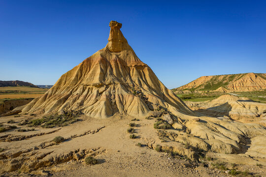 Der Monolith Castil de Tierra im Morgenlicht im Naturpark Bardenas Reales, Navarra, Spanien