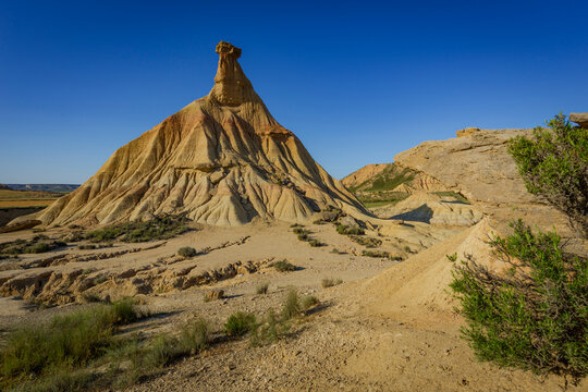Der Monolith Castil de Tierra im Morgenlicht im Naturpark Bardenas Reales, Navarra, Spanien