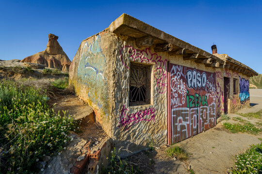 Schutzh&uuml;tte am Castil de Tierra im Naturpark Bardenas Reales, Navarra, Spanien