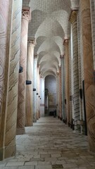 L'une des allées latérales de l'ancienne abbatiale de Saint-Savin-sur-Gartempe, avec ses remarquables peintures murales et plafonds peints, chef d'œuvre de l'art roman (Poitou) © Arnaud
