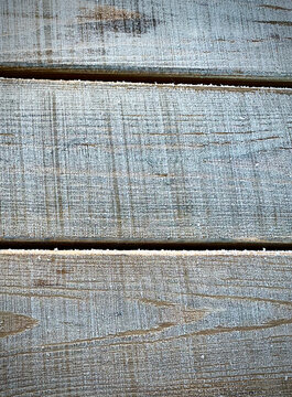Textura de tablas de madera r&uacute;stica envejecida con fina capa de escarcha o hielo en invierno