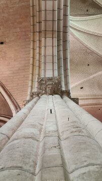 Amusante perspective architecturale dans le d&eacute;ambulatoire de la cath&eacute;drale Saint-&Eacute;tienne d'Auxerre (Bourgogne, France)