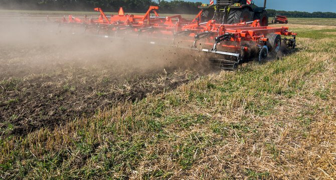 multifunctional agricultural machine, combined disc-paddle cultivator-finisher which performs plowing and stubble loosening