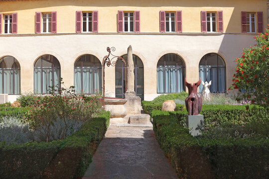 de  belles statues devant une fa&ccedil;ade ancienne
