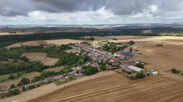 vue a&eacute;rienne panoramique du village de Boismont en Meurthe-et-Moselle, Lorraine. Les nuages se d&eacute;placent et font des ombres sur le sol et les maisons. France ao&ucirc;t 2026