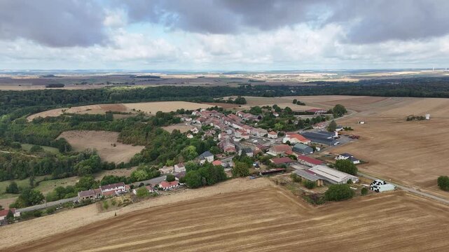 vue a&eacute;rienne panoramique du village de Boismont en Meurthe-et-Moselle, Lorraine. Les nuages se d&eacute;placent et font des ombres sur le sol et les maisons. France ao&ucirc;t 2026