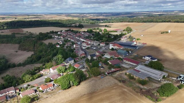 vue a&eacute;rienne panoramique du village de Boismont en Meurthe-et-Moselle, Lorraine. Les nuages se d&eacute;placent et font des ombres sur le sol et les maisons. France ao&ucirc;t 2026