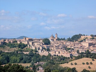 Fototapeta premium Veduta panoramica della città rinascimentale di Urbino con la cattedrale