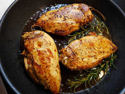 Gebratenes Maish&auml;hnchen mit Rosmarinkartoffeln und mediterranem Gem&uuml;se