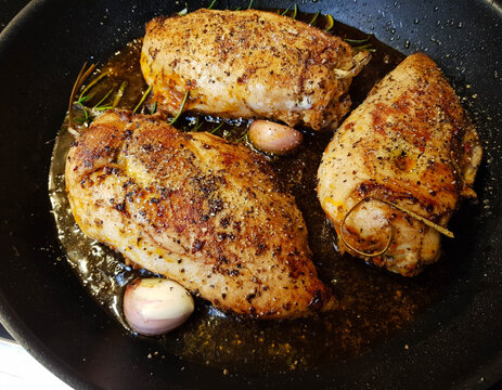 Gebratenes Maish&auml;hnchen mit Rosmarinkartoffeln und mediterranem Gem&uuml;se