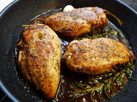 Gebratenes Maish&auml;hnchen mit Rosmarinkartoffeln und mediterranem Gem&uuml;se