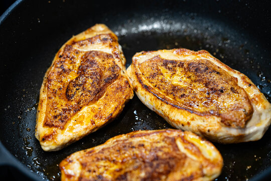 Gebratenes Maish&auml;hnchen mit Rosmarinkartoffeln und mediterranem Gem&uuml;se