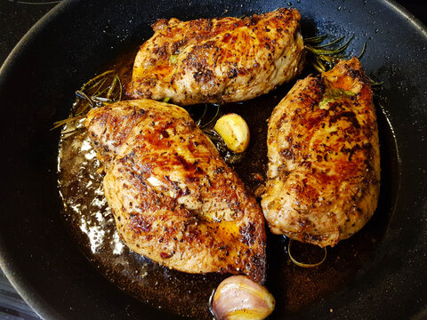 Gebratenes Maish&auml;hnchen mit Rosmarinkartoffeln und mediterranem Gem&uuml;se