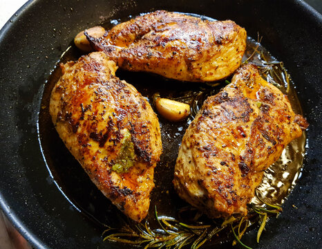 Gebratenes Maish&auml;hnchen mit Rosmarinkartoffeln und mediterranem Gem&uuml;se