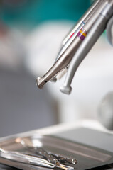 Nowoczesny gabinet stomatologiczny z profesjonalnym sprzętem i narzędziami dentystycznymi. Zbliżenia na unity stomatologiczne, końcówki dentystyczne, instrumenty oraz wyposażenie gabinetu. Zdjęcia prz