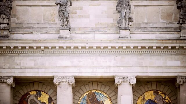 Bayerische Staatskanzlei in M&uuml;nchen mit goldenen Fassadenverzierungen und Statuen