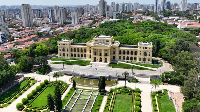 S&Atilde;O PAULO, BRASIL - AGOSTO DE 2026: Vista a&eacute;rea ampla do hist&oacute;rico Museu do Ipiranga, com seus jardins sim&eacute;tricos, fontes de &aacute;gua e o horizonte denso da cidade ao fundo sob a luz do dia