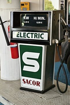 Electric charging station showing zero cost at SACOR gas station
