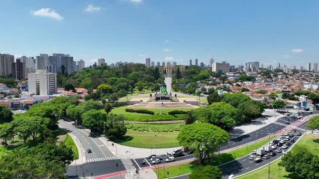 S&Atilde;O PAULO, BRASIL - AGOSTO DE 2026: Vista a&eacute;rea ampla do hist&oacute;rico Museu do Ipiranga, com seus jardins sim&eacute;tricos, fontes de &aacute;gua e o horizonte denso da cidade ao fundo sob a luz do dia