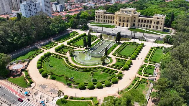 S&Atilde;O PAULO, BRASIL - AGOSTO DE 2026: Vista a&eacute;rea ampla do hist&oacute;rico Museu do Ipiranga, com seus jardins sim&eacute;tricos, fontes de &aacute;gua e o horizonte denso da cidade ao fundo sob a luz do dia