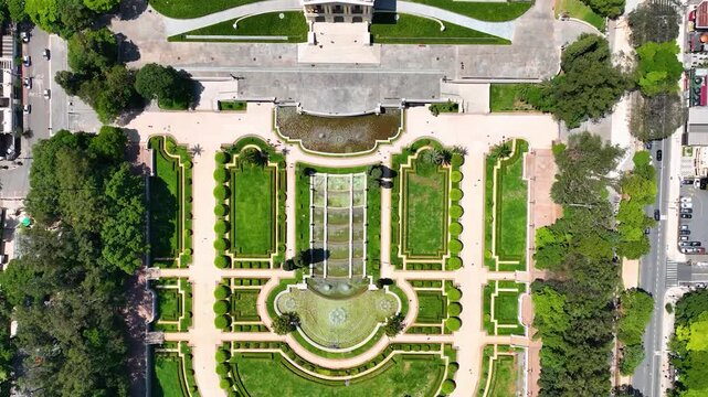 S&Atilde;O PAULO, BRASIL - AGOSTO DE 2026: Vista a&eacute;rea ampla do hist&oacute;rico Museu do Ipiranga, com seus jardins sim&eacute;tricos, fontes de &aacute;gua e o horizonte denso da cidade ao fundo sob a luz do dia