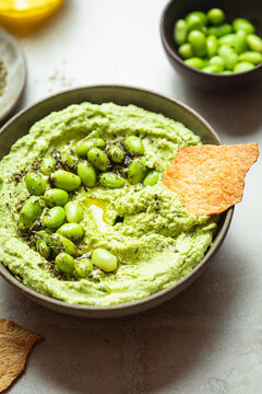 houmous fait maison cr&eacute;meux vert &eacute;damame f&egrave;ves et tortillas croustillantes 