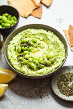 houmous fait maison cr&eacute;meux vert &eacute;damame f&egrave;ves et tortillas croustillantes 