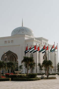 Qasr Al Watan mit VAE Flaggen
