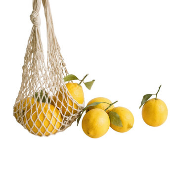Limoni freschi gialli con foglie verdi in una borsa della spesa a rete di cotone ecologica su sfondo bianco, concetto di alimenti biologici e sostenibilit&agrave; ambientale.