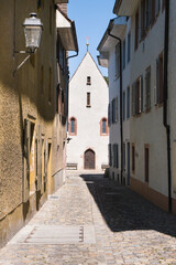 Obraz premium Johannitergasse mit Blick auf Johanniterkapelle in Rheinfelden, Schweiz