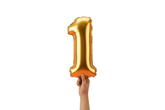 Złoty balon w kształcie cyfry jeden trzymany w dłoni na białym tle, idealny do świętowania pierwszych urodzin, rocznicy lub jako element dekoracyjny na imprezy okolicznościowe.