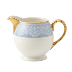 Elegancki porcelanowy dzbanuszek na mleko lub śmietankę z delikatnym niebieskim wzorem koronki oraz luksusowymi złotymi wykończeniami na białym tle