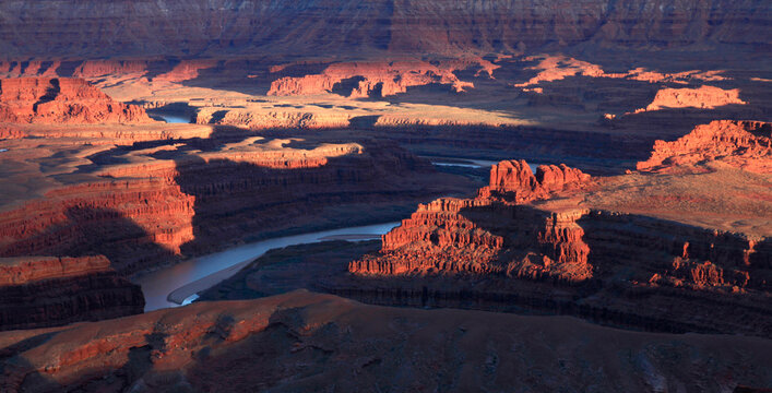 Colorado River from Deadhorse Point at sundown, Moab, Utah, USA