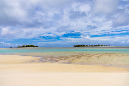 Explore uninhabited beach at Honeymoon Island with clear water and sandy shores in the lagoon off Aitutaki Island