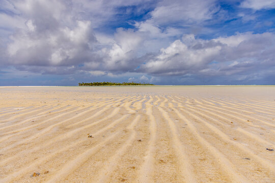 Boat tour to Honeymoon Island with sandy beach and lagoon at low tide near Aitutaki Island in Cook Islands during daylight hours