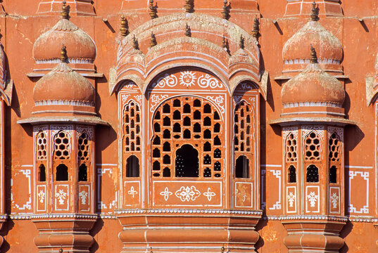 Intricate architecture of Hawa Mahal featuring red sandstone and ornate lattice windows in Jaipur