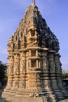 Ranakpur Jain temple stands tall with intricate carvings and historical significance in Rajasthan
