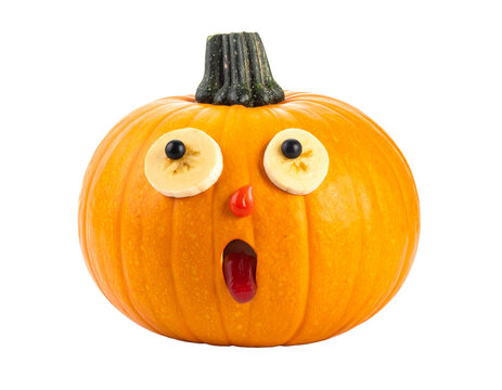 &Uuml;berraschter K&uuml;rbis mit lustigem Gesicht als herbstliche Dekoration f&uuml;r Halloween isoliert auf transparentem Hintergrund