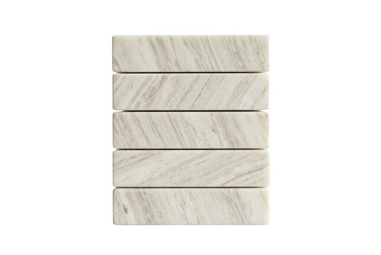 Una pila di cinque piastrelle rettangolari in marmo beige con venature naturali disposte in modo ordinato su uno sfondo bianco isolato per design d'interni