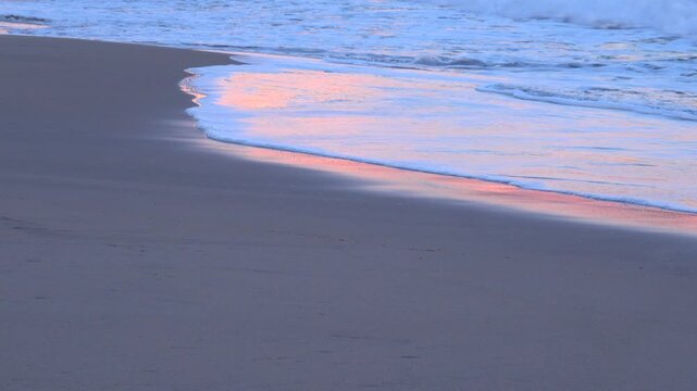 夕暮れの波打ち際
