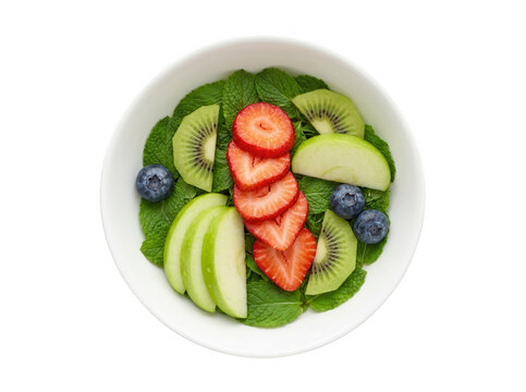 Uma tigela branca com uma salada de frutas frescas contendo morangos fatiados, fatias de ma&ccedil;&atilde; verde, kiwi e mirtilos sobre uma base de folhas de hortel&atilde; fresca, vista de cima.