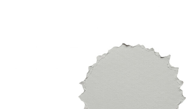 Um peda&ccedil;o de papel cinza com bordas rasgadas e irregulares isolado em um fundo branco, ideal para design gr&aacute;fico, colagens e elementos de sobreposi&ccedil;&atilde;o criativa.