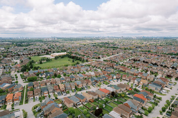 Obraz premium Expansive Suburban Neighborhood with Toronto Skyline