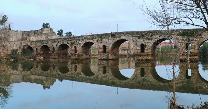 Roman bridge over the River Guadiana in M&eacute;rida, Badajoz, Extremadura, Spain