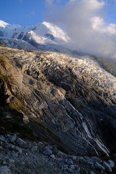 Vue rapproch&eacute;e du glacier des Bossons descendant du massif du Mont-Blanc, entre roches, s&eacute;racs et torrents de fonte, &agrave; Chamonix dans les Alpes fran&ccedil;aises.